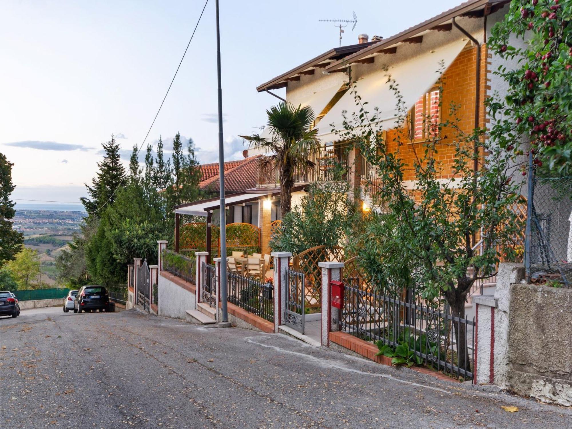 Pleasant Apartment With Courtyard Saludecio Exterior photo